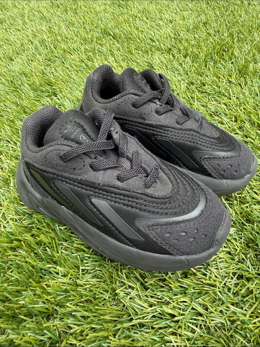 Adidas Ozelia Black toddler sneakers size 7